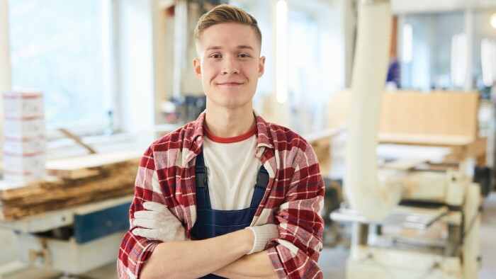 Junger Tischler in der Werkstatt