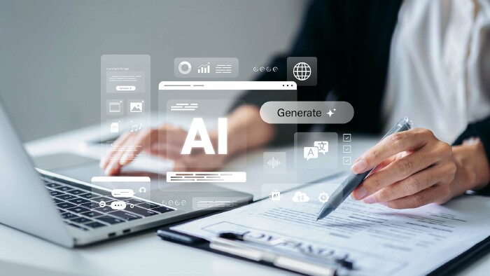 Eine Person die am Laptop mit KI-Tools arbeitet.