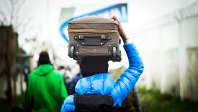 Flüchtling mit einem Koffer auf dem Weg nach Europa
