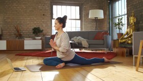 Junge Frau beim Yoga