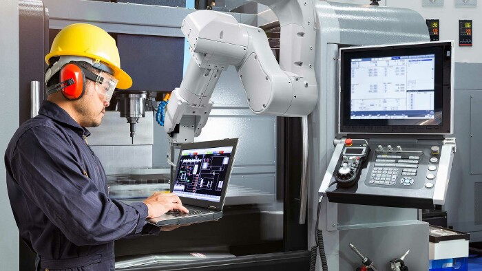 Arbeitnehmer arbeitet an einer CNC Maschine