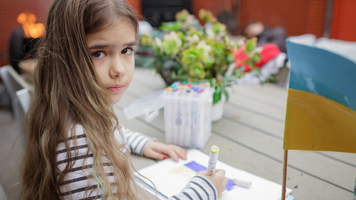 Kleines Mädchen malt die ukrainische Flagge © Maria, stock.adobe.com