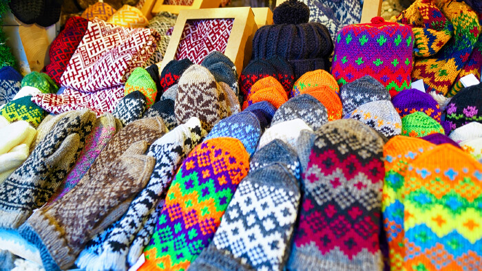 Hauben am Weihnachtsmarktstand