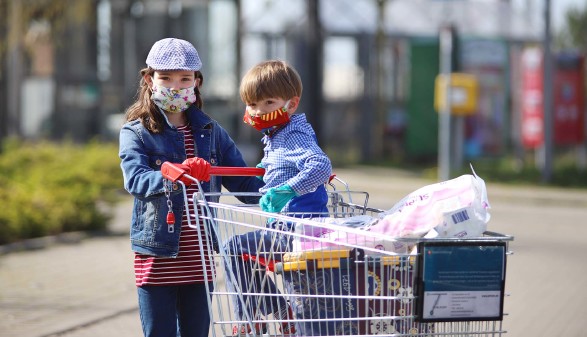 Ein Mädchen geht mit ihrem Bruder mit Mundschutz einkaufen © Anke Thomass, stock.adobe.com