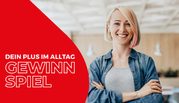 Junge Dame lächelt zufrieden in die Kamera