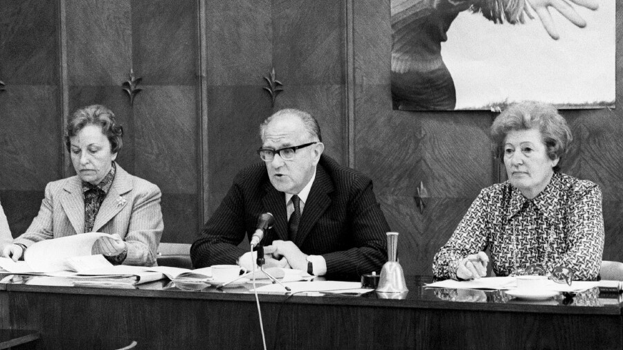 Pressekonferenz zum Familienrecht, 1976: v.l.n.r.: Nationalratsabgeordnete Erika Seda, Justizminister Christian Broda, Vorsitzende der Frauenbewegung Maria Hlawka