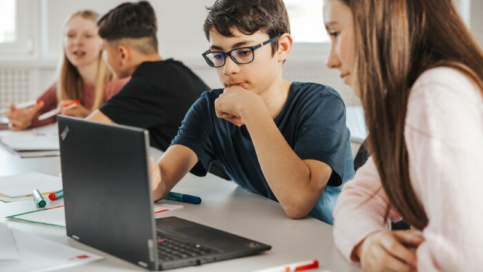Zwei Schüler:innen arbeiten gemeinsam am Notebook