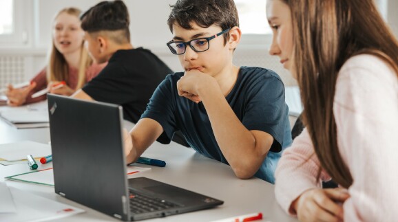 Zwei Sch&uuml;ler:innen arbeiten gemeinsam am Notebook