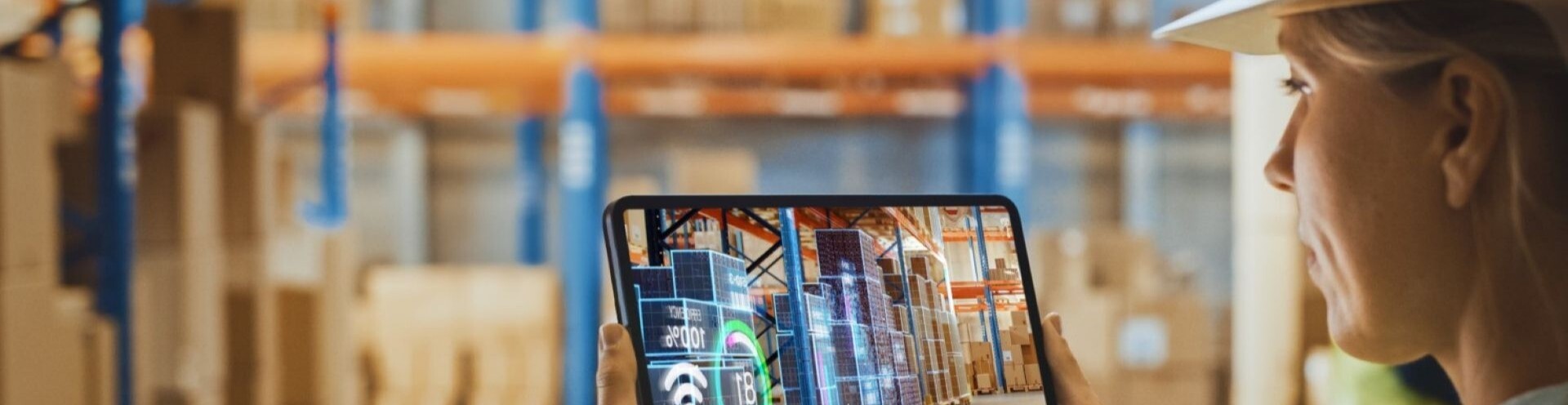 Eine Arbeiterin macht die Inventur mit einer Augmented-Reality-Anwendung auf dem Tablet.