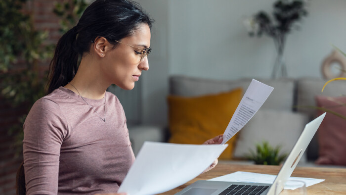 junge Frau arbeitet am PC