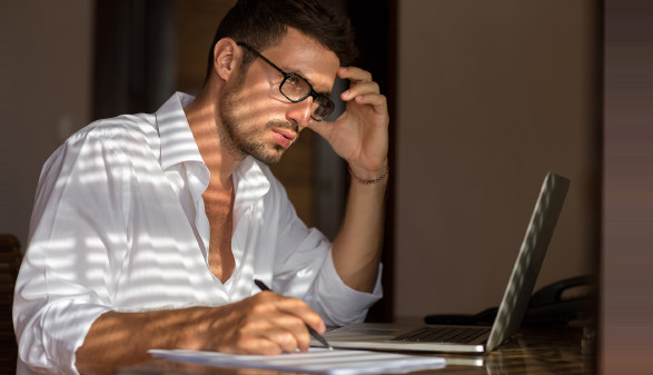 Mann mit Brille sitzt bei Notebook und überlegt © luckybusiness , stock.adobe.com