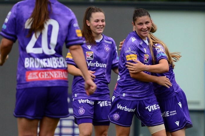 Junge Frauen spielen Fussball