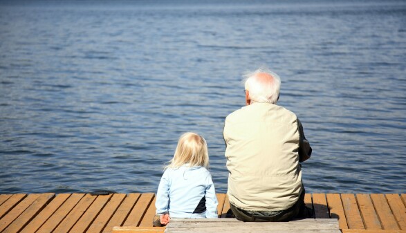 Opa und Enkerl schauen auf den See