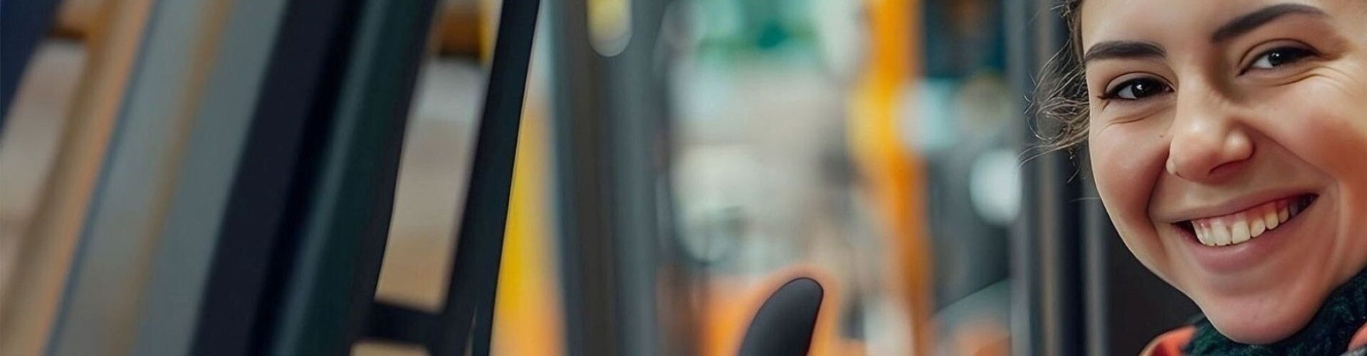 Junge Arbeiterin fährt einen Gabelstapler