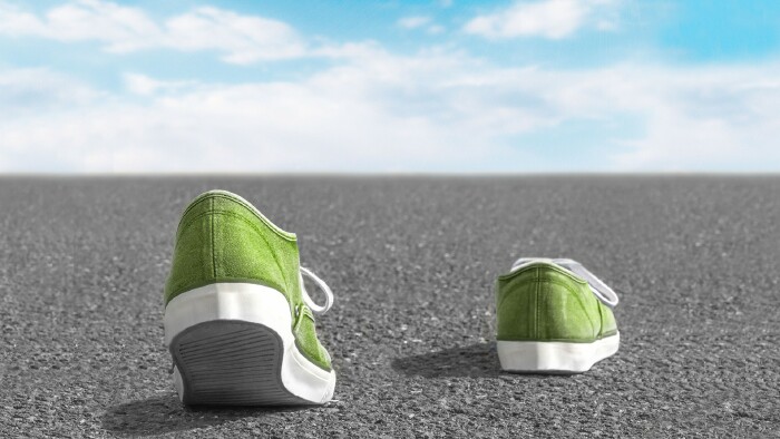 Schuhe laufen &uuml;ber einen Steinboden