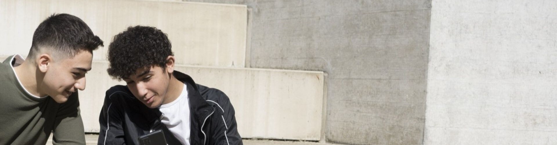 3 Jugendliche beim Lernen