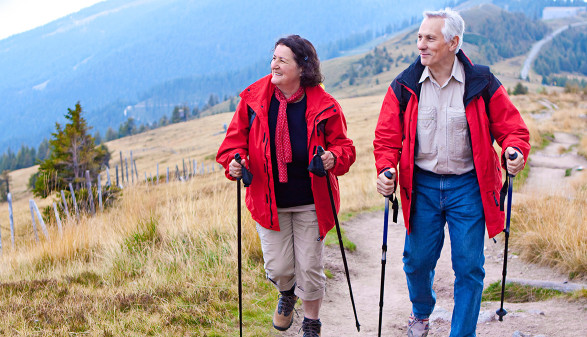 Älteres Paar wandert in den Bergen