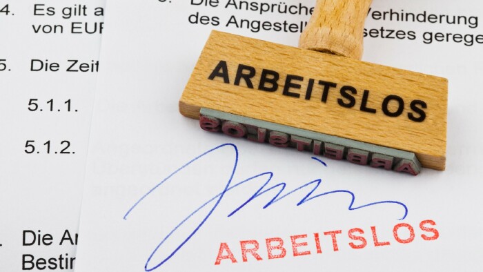 Holzstempel auf Dokument: arbeitslos