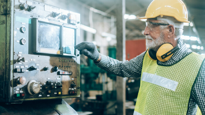 &Auml;lterer Arbeiter in der Industrie