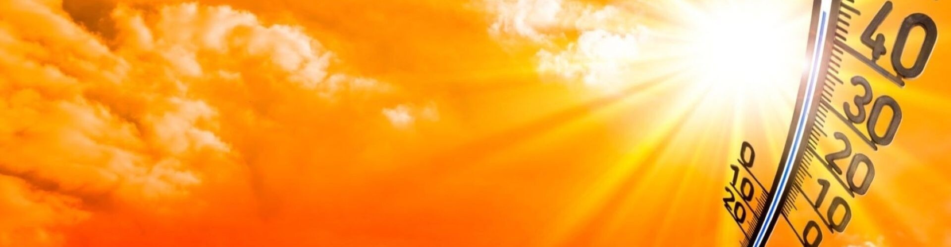Glühende Sonne am orangefarbenen Himmel