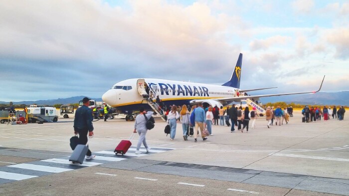 Passagiere am Weg zu einer Ryanair-Maschine