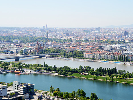 Blick über Wien mit Donau und Donauinsel © johnmerlin, Fotolia
