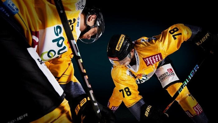 Zwei Spieler der Vienna Capitals auf dem Eis