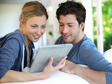 © goodluz, Fotolia.com Junges Paar spielt mit Ihrem Tablet-PC © goodluz, Fotolia.com