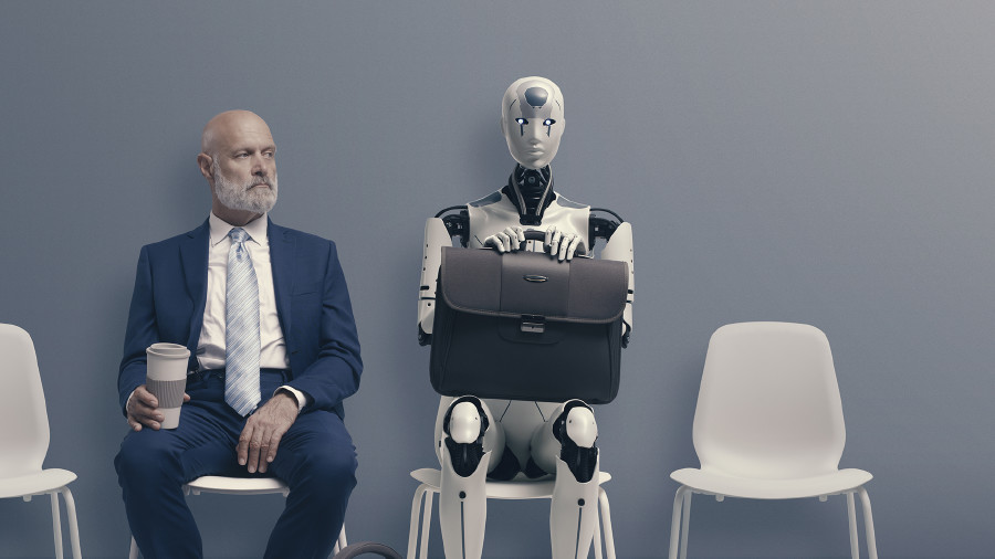 Ein älterer Herr und ein Roboter warten auf ihr Vorstellungsgespräch © stokkete, stock.adobe.com