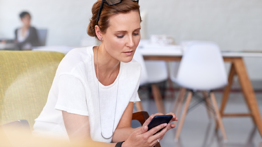 Frau mit Handy in der Hand