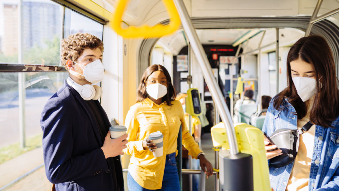 Menschen mit Masken im öffentlichen Verkehrsmittel