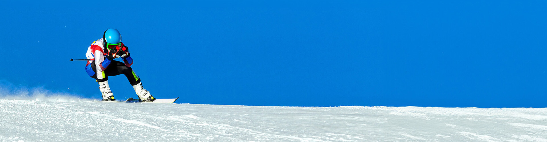 Skifahrer in Abfahrtshocke