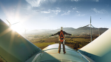 Arbeiter auf einem Windrad