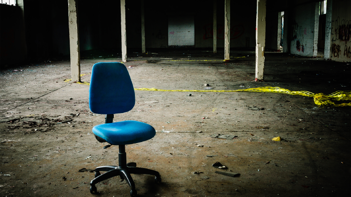Sessel im leeren Fabriksgebäude © Stephen - stock.adobe.com