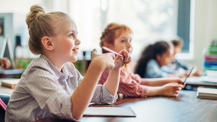 Schülerinnen sitzen in Schulklasse