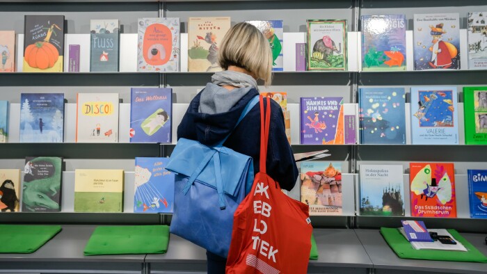 Junge Frau blättert in Kinderbüchern