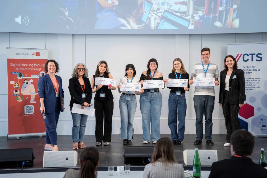 v.l.n.r.: Anna Franzkowiak (Organisational Director, TU Wien / CTS), Hilda Tellioğlu (Academic Director, TU Wien / CTS), Gewinner:innen in der Kategorie Technische Exzellenz, Sylvia Geyer (Rektorin der FH Technikum Wien) © TU Wien /CTS Tech Design Sprint 25