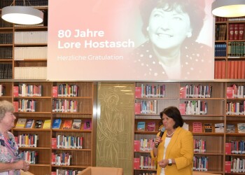 Lore Hostasch war die erste Frau an der AK-Spitze. Renate Anderl gratuliert ihr zum 80. Geburtstag