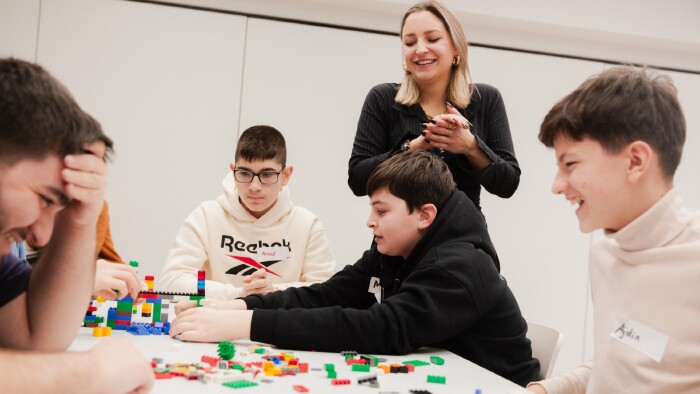 Schüler:innen spielen ein Planspiel