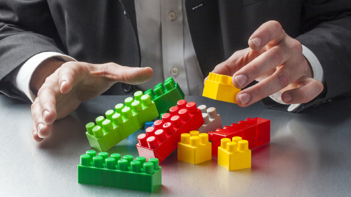 © Studio Grand Web - stock.adobe.com Mann spielt mit Legobausteinen © Studio Grand Web - stock.adobe.com