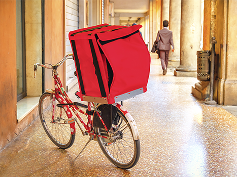 Rotes Fahrrad mit großer Tasche eines Fahrradkuriers © Luca Lorenzelli, Fotolia.com