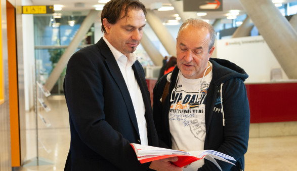 Erfolg vor Gericht: Jurist Günter Hahnenkamp und Stanislav C. © Erwin Schuh Erfolg vor Gericht: Jurist Günter Hahnenkamp und Stanislav C. © Erwin Schuh