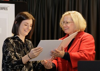 v.l.n.r.: Hauptpreistr&auml;gerin Maria Strieder und AK Direktorin Silvia Hru&scaron;ka-Frank