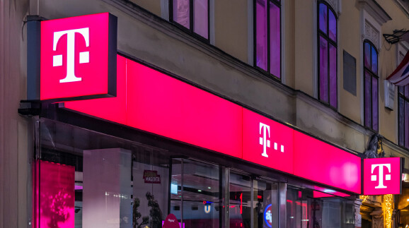 Beleuchtete Telekom-Filiale in der Mariahilfer Straße bei Nacht. 