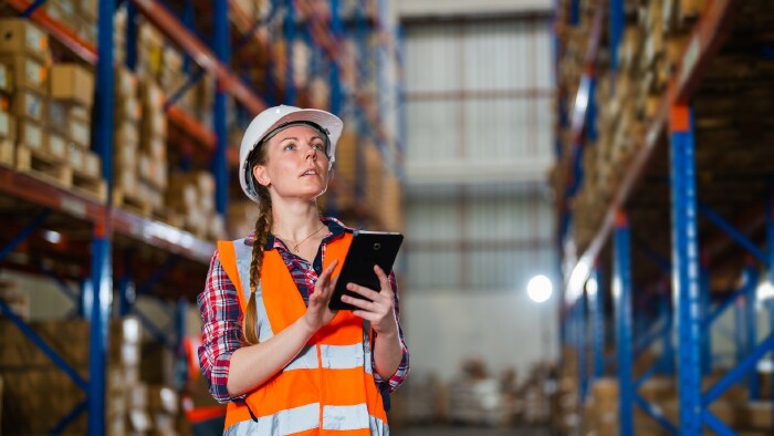 Junge Frau arbeitet in der Paketlogistik