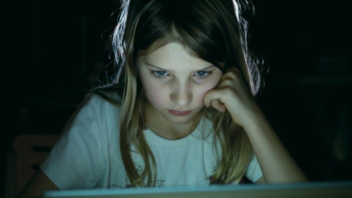 Kind surft mitten in der Nacht am PC