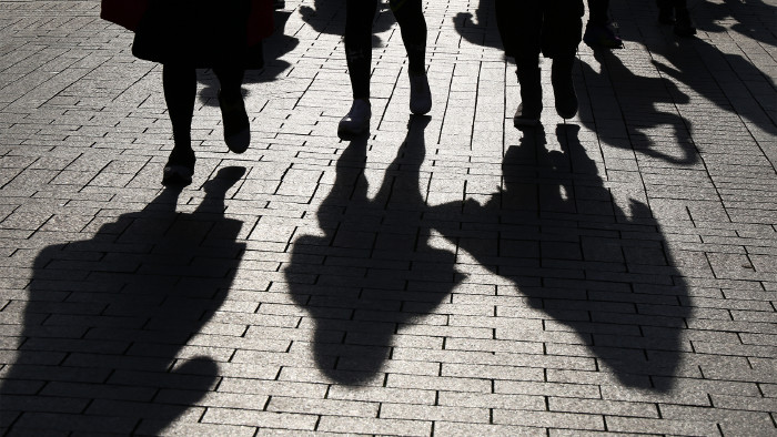 Fußgänger werfen Schatten auf den Gehsteig © Oleg, stock.adobe.com Fußgänger werfen Schatten auf den Gehsteig © Oleg, stock.adobe.com