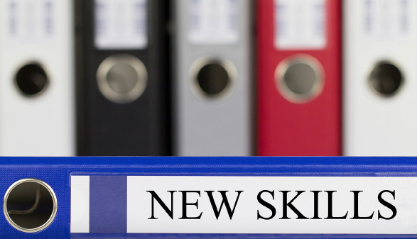 Mappe mit Beschriftung "New Skills" © nagele-picture - stock.adobe.com