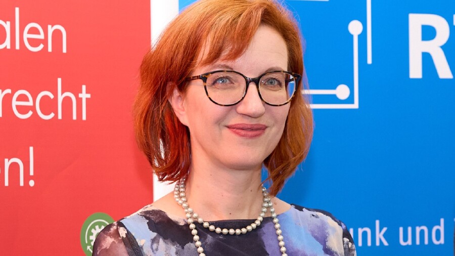 T&uuml;nde F&uuml;l&ouml;p, AK Expertin f&uuml;r Digitalisierung