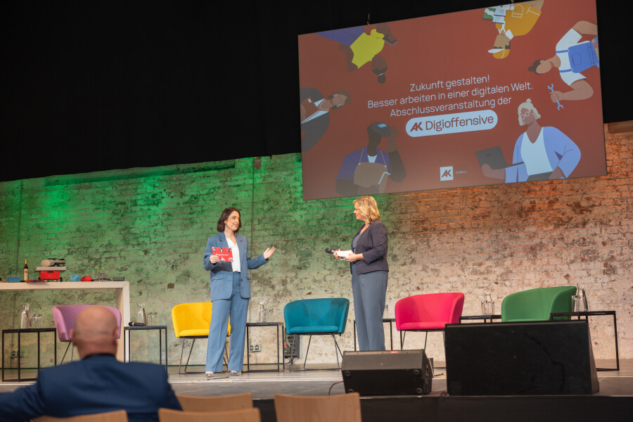 Moderatorinnen Cornelia Ertl und Corinna Milborn bei der Abschlussveranstaltung © Fadi Amraish Moderatorinnen Cornelia Ertl und Corinna Milborn bei der Abschlussveranstaltung
